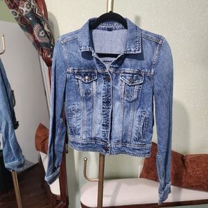 AMERICAN EAGLE| Blue Cropped Denim Jacket Size: Medium